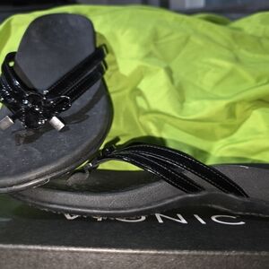 Vionic Belle Black Patent Toe-Post Sandals